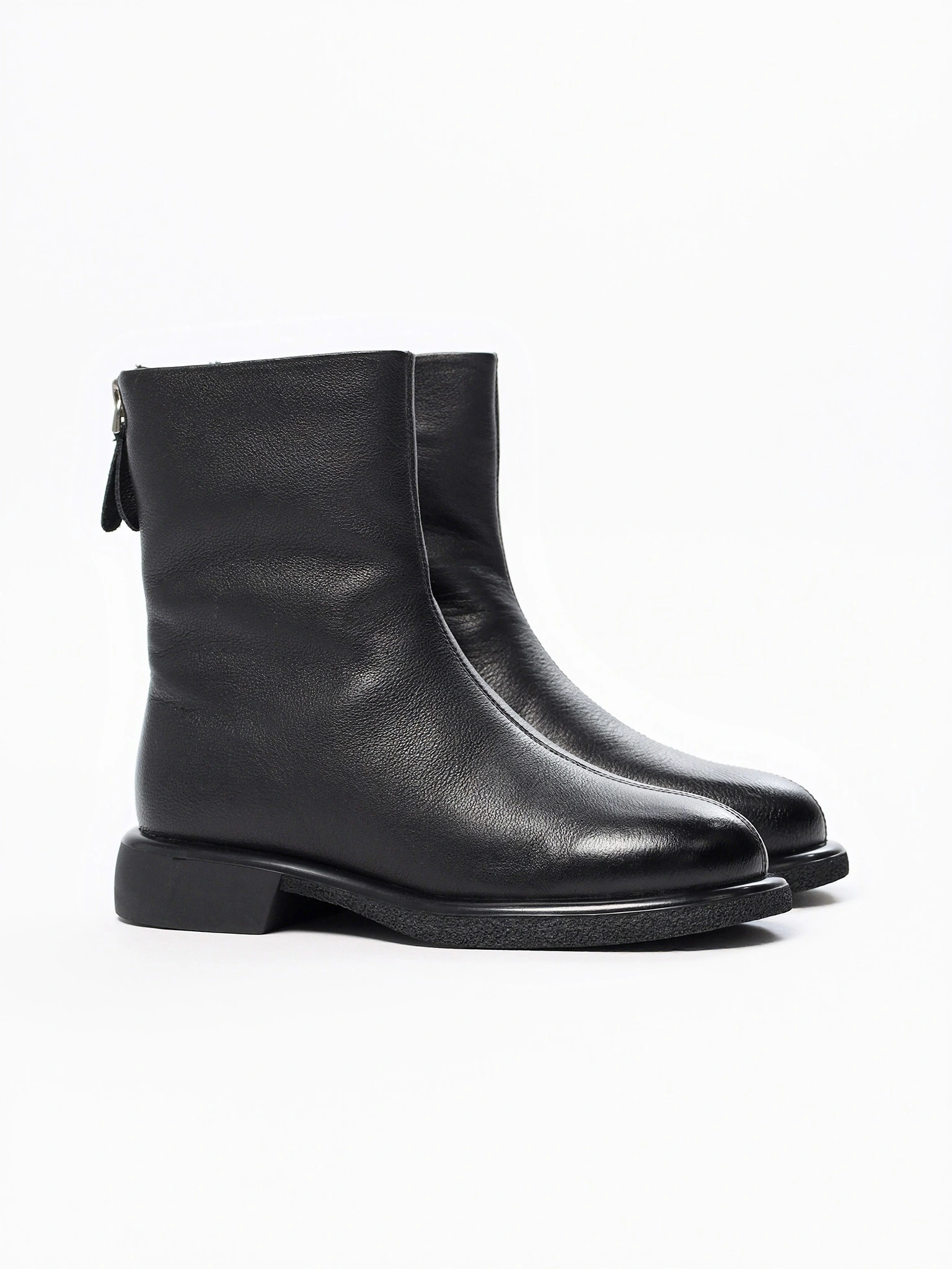 Ботинки черного цвета с декоративным замком сзади